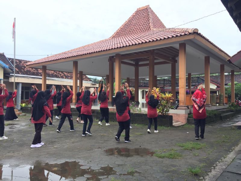 ENERGI PAGI: SEMANGAT SENAM IBU-IBU KADER POSYANDU DI KALURAHAN KREMBANGAN